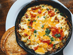 Frittata zapiekana na patelni z serem, pomidorami i ziołami