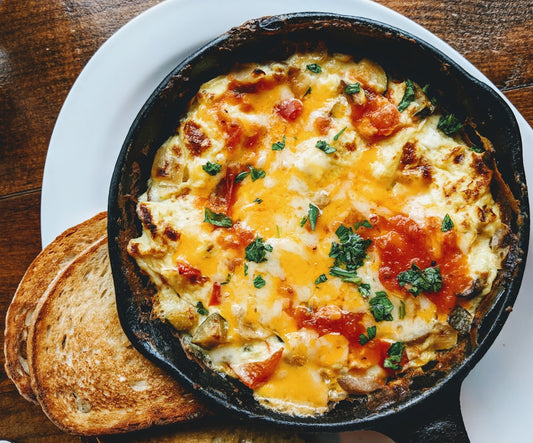 Frittata zapiekana na patelni z serem, pomidorami i ziołami