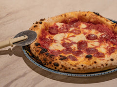 Prawdziwa włoska pizza neapolitańska z chrupiącym rantem na talerzu
