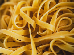 Talerz fettuccine z sosem na drewnianym stole