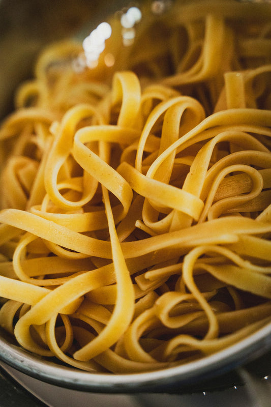 Talerz fettuccine z sosem na drewnianym stole