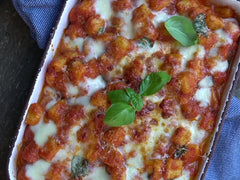 Gnocchi alla sorrentina zapiekane w sosie pomidorowym z mozzarellą i bazylią