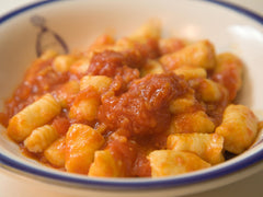 Chicche di patate w sosie pomidorowym w białej misce