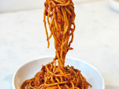 Spaghetti w aromatycznym sosie pomidorowym na widelcu