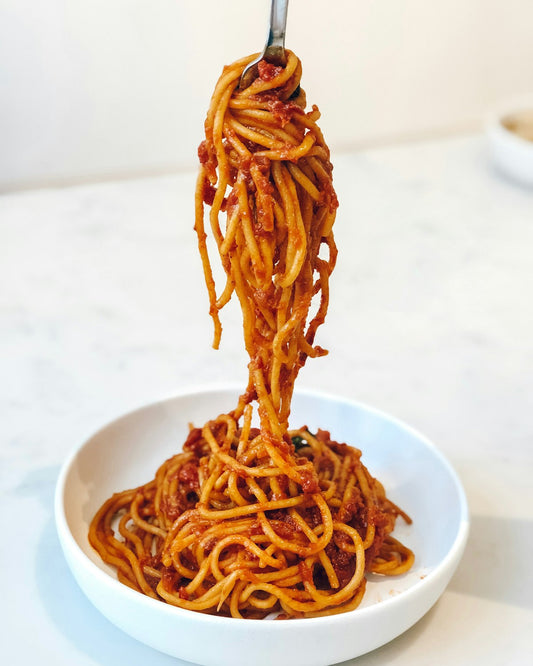 Spaghetti w aromatycznym sosie pomidorowym na widelcu