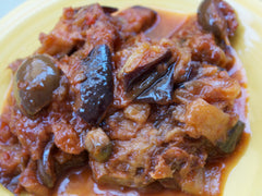Caponata - sycylijska potrawa z bakłażana z oliwkami i kaparami w sosie pomidorowym