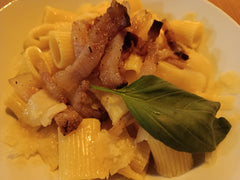 Rigatoni z chrupiącymi paskami guanciale i listkiem bazylii