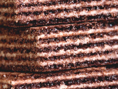 Wafle w czekoladzie - przekroj chrupiacych warstw wafla i kremu kakaowego