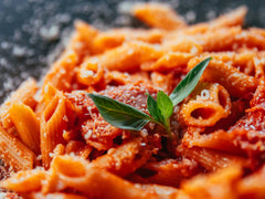 Penne all'arrabbiata - makaron w pikantnym sosie pomidorowym z bazylią