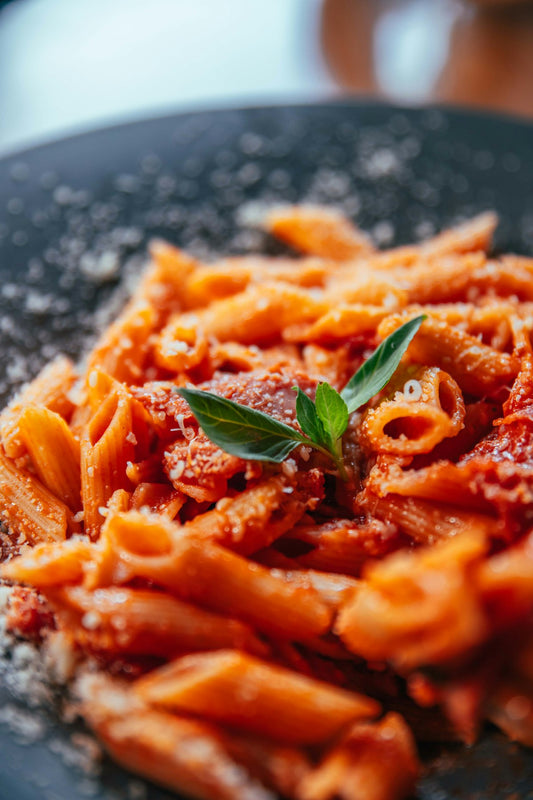 Penne all'arrabbiata - makaron w pikantnym sosie pomidorowym z bazylią