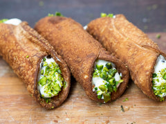 Sycylijskie cannoli z kremem ricotta i pistacjami - włoski deser