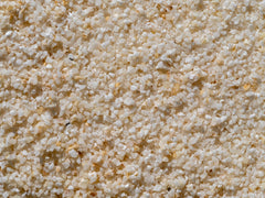 Semolina z pszenicy durum z bliska - grube, złocisto-kremowe ziarenka