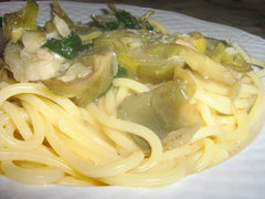 Spaghetti z karczochami na białym talerzu