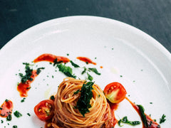 Spaghetti w domowym sosie pomidorowym z pomidorkami i bazylią