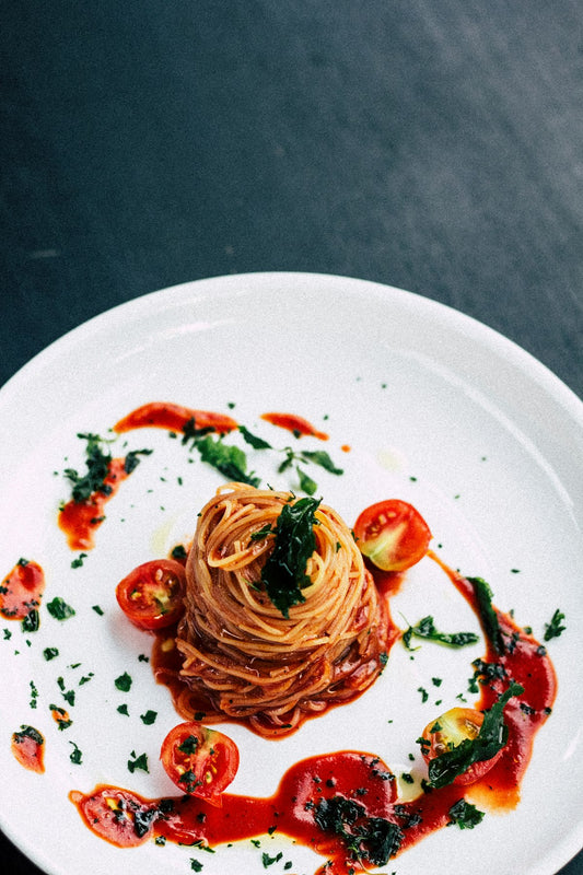 Spaghetti w domowym sosie pomidorowym z pomidorkami i bazylią
