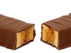 Przełamany baton Cadbury Crunchie - złoty, porowaty środek z karmelizowanego cukru w mlecznej czekoladzie