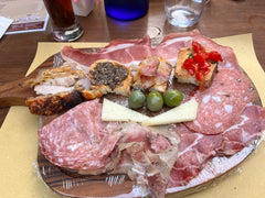 Antipasti - co to jest, jakie są rodzaje i jak złożyć idealny talerz