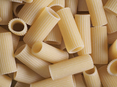 Surowy makaron rigatoni