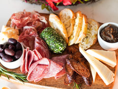 Włoska deska serów i wędlin z prosciutto, salami, oliwkami i konfiturą