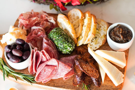 Włoska deska serów i wędlin z prosciutto, salami, oliwkami i konfiturą