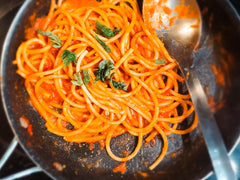 Spaghetti w neapolitańskim sosie pomidorowym z bazylią - Delikatesy Vininova