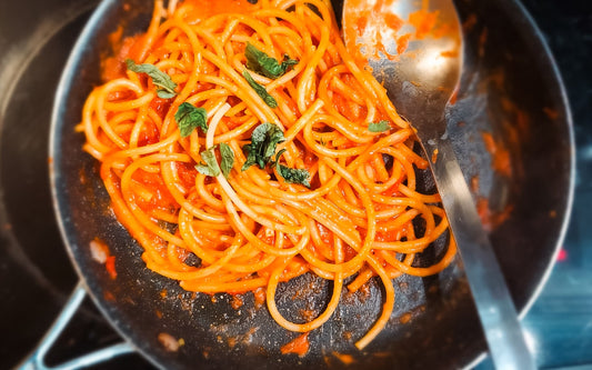 Spaghetti w neapolitańskim sosie pomidorowym z bazylią - Delikatesy Vininova