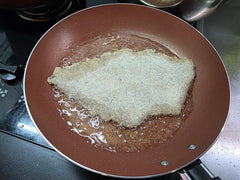 Panierowany kotlet smaży się na rozgrzanym oleju na patelni