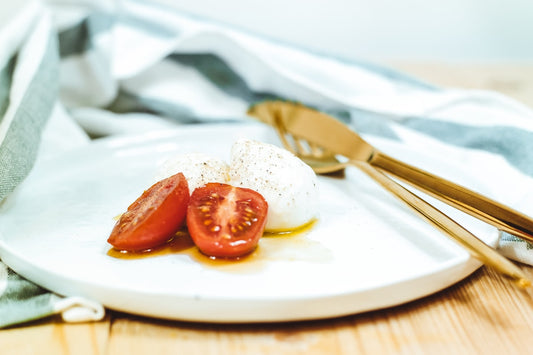 Mozzarella di bufala - co to za ser, jak smakuje i jak ją podawać