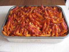 Zapiekanka makaronowa penne w sosie pomidorowym zapieczona w naczyniu