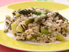 Risotto ze szparagami, kremowy ryż z zielonymi szparagami na talerzu
