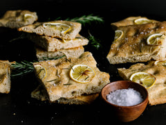 Focaccia - włoski chlebek z oliwą z oliwek