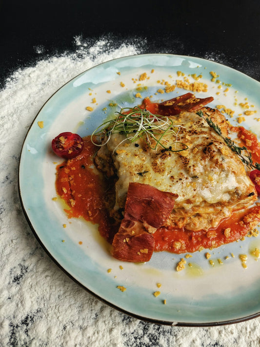 Lasagne zapieczona z kremowym sosem beszamelowym na wierzchu