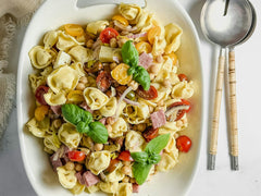 Sałatka z tortellini z pomidorkami, szynką i bazylią