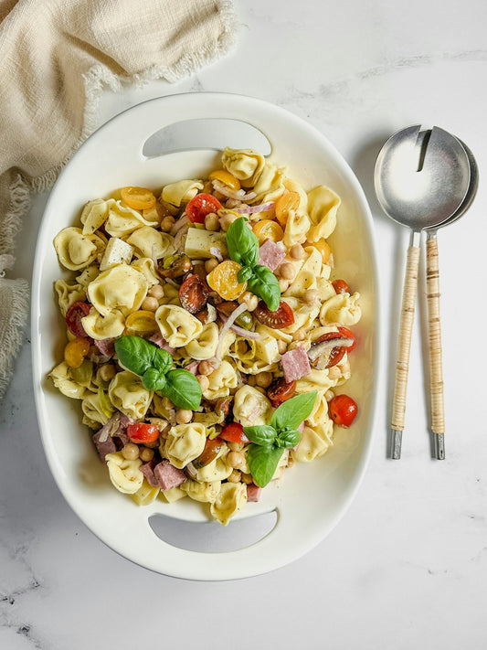 Sałatka z tortellini z pomidorkami, szynką i bazylią